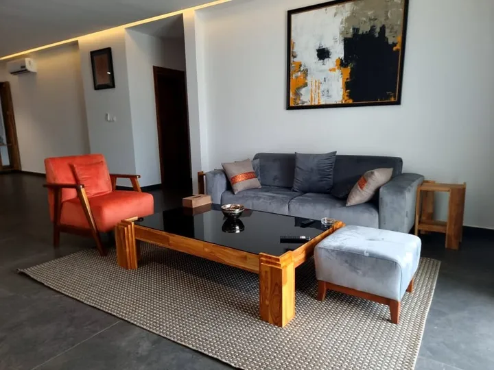 salon de 4 places avec pouf et table basse