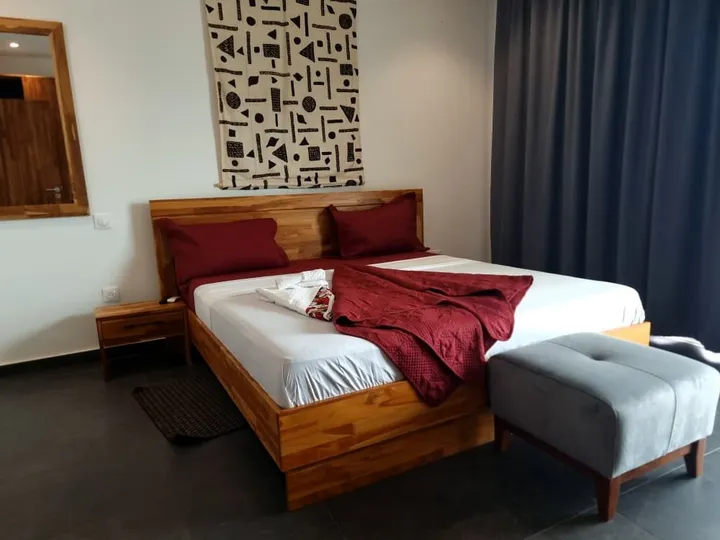 Lit de trois places avec pouf